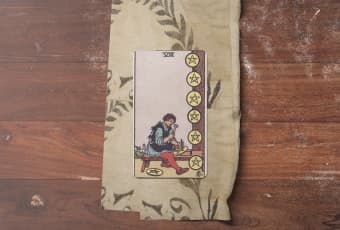 Eight of Pentacles: Bí Quyết Của Sự Tinh Thông Và Thành Tựu Bền Vững