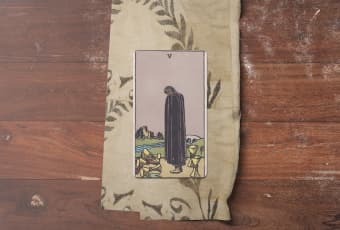 Five of Cups: Chuyển Hóa Nỗi Buồn Thành Sức Mạnh Nội Tại