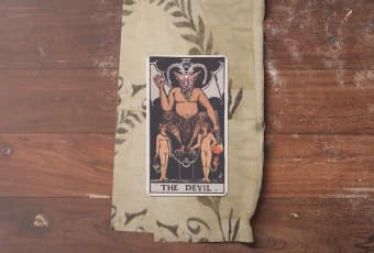 Lá Bài The Devil (Ác Quỷ): Khi Xiềng Xích Nằm Trong Tâm Trí
