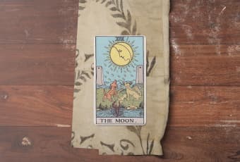 Lá Bài The Moon (Mặt Trăng): Đi Xuyên Qua Ảo Ảnh Để Chạm Vào Tiềm Thức