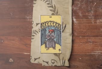 Nine of Cups: Chén Rượu Hạnh Phúc và Nghệ Thuật Tận Hưởng Cuộc Sống