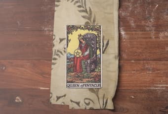 Queen of Pentacles: Nữ Hoàng Của Sự Nuôi Dưỡng và An Nhiên Từ Đất Mẹ