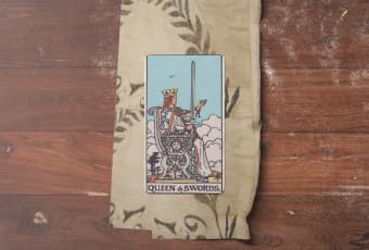 Queen of Swords: Sức Mạnh Trí Tuệ Sắc Bén Và Sự Minh Mẫn Trong Tarot