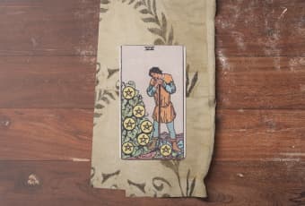 Seven of Pentacles: Chiêm Nghiệm Hạt Mầm Kiên Nhẫn Và Mùa Gặt Đang Đến