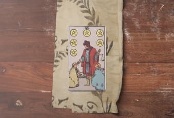 Six of Pentacles: Khi Lòng Hào Hiệp Gặp Gỡ Sự Thịnh Vượng Cân Bằng