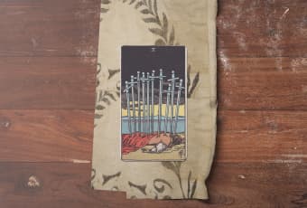 Ten of Swords: Buông Bỏ Để Tái Sinh - Giải Mã Lá Bài Tarot Đầy Thách Thức