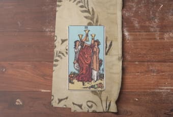 Three of Cups: Hướng Về Niềm Vui, Kết Nối và Lễ Kỷ Niệm Trong Cuộc Sống