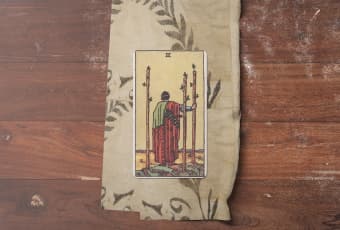 Three of Wands: Hành Trình Mở Rộng Tầm Nhìn Và Kiến Tạo Tương Lai