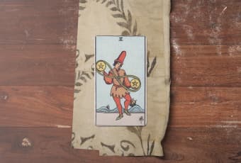Two of Pentacles: Vũ Điệu Cân Bằng Giữa Dòng Đời Biến Động