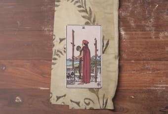 Two of Wands: Biểu Tượng Của Tầm Nhìn, Lựa Chọn Và Tiềm Năng Vô Hạn