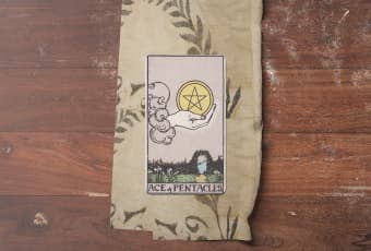 Ace of Pentacles: Hạt Giống Của Thực Tại và Cơ Hội Mới