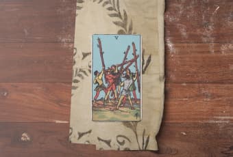 Five of Wands Tarot: Khám Phá Năng Lượng Thách Thức và Cơ Hội Phát Triển Bản Thân
