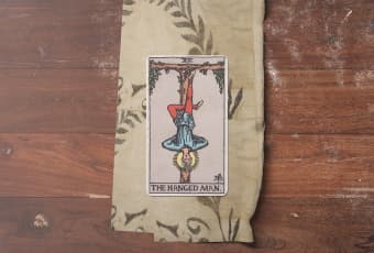 Lá Bài The Hanged Man (Người Treo Ngược): Khi Dừng Lại Là Cách Duy Nhất Để Tiến Lên