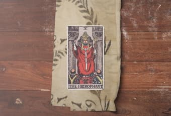 Lá Bài The Hierophant (Giáo Hoàng): Cầu Nối Của Niềm Tin Và Tri Thức Truyền Thống