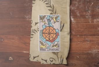 Lá Bài Wheel of Fortune (Vòng Quay Số Phận): Điệu Nhảy Của Sự Thay Đổi Và Vô Thường