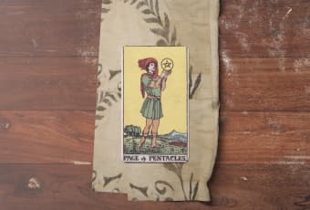 Page of Pentacles: Khám Phá Hạt Giống Tiềm Năng Trong Bạn