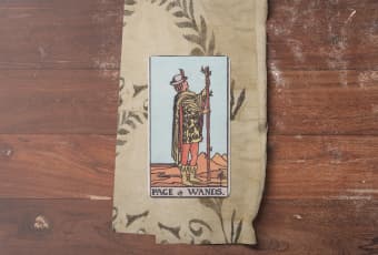 Page of Wands: Khám Phá Nguồn Cảm Hứng Tiên Phong Trong Bạn