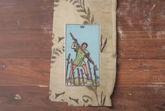 Seven of Wands: Vững Bước Giữa Muôn Trùng Thử Thách - Phát Huy Sức Mạnh Nội Tại